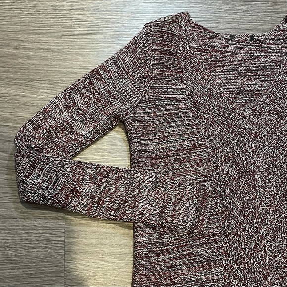 Red Knitted V-Cut Long Sleeves Fitted Sweater - Picture 2 of 5